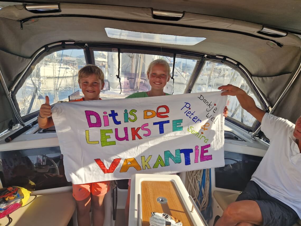 Kinderen bedanken schippers voor leukste zeilvakantie Sardinië