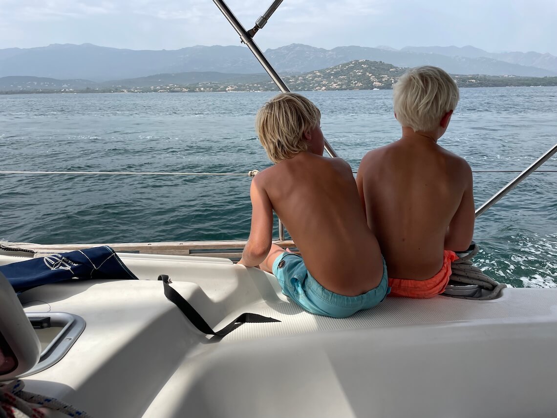 Kinderen op zeilboot met gezin in Sardinië
