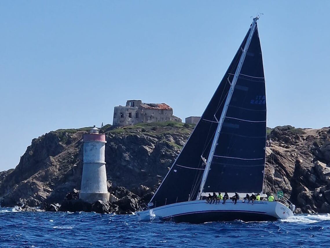 Snel zeilen langs kust Sardinië tijdens zeilvakantie Italië